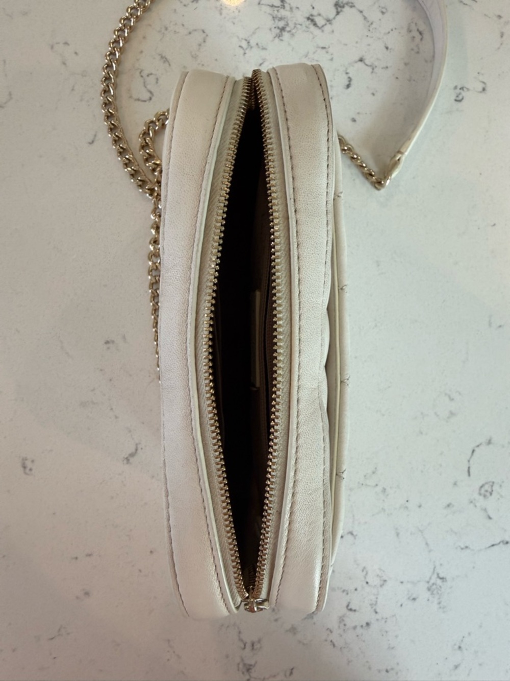 kate ♠️ quilted crossbody with gold chain strap - Picture 3 of 11